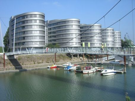 Duisburg : Innenhafen, Five Boats ( fünfschiffiger Bürokomplex )